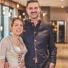 Manuela und Marc Schumacher stehen Arm in Arm im Restaurant