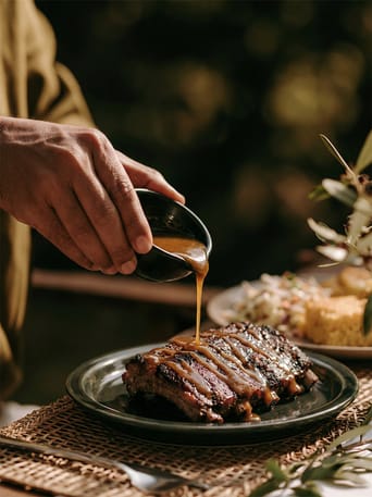 Soße wird über aufgeschnittenes Fleisch gegossen